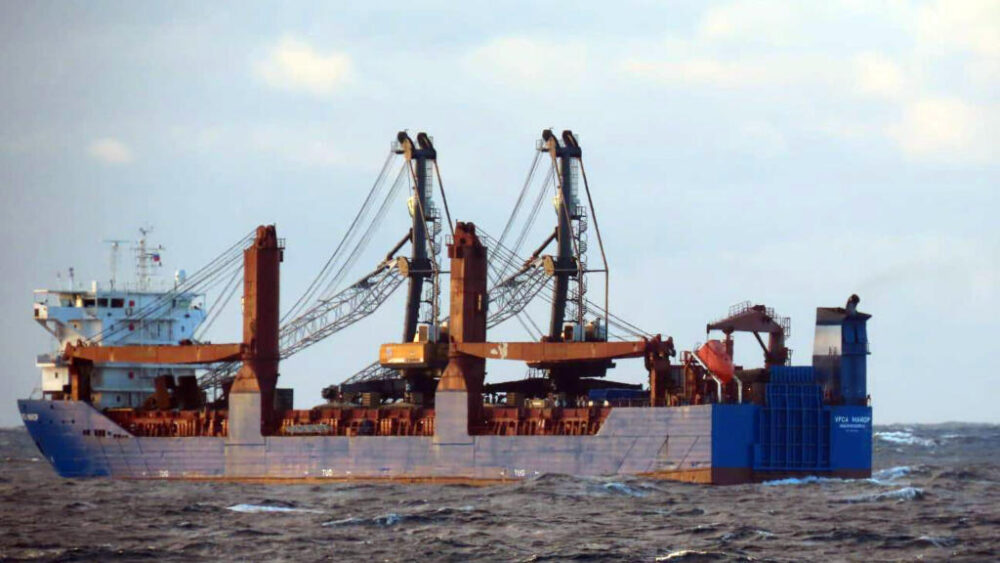La Marina portuguesa vigila el carguero ruso Ursa Major en la Zona de Exclusividad Económica Continental el 22 de diciembre de 2024