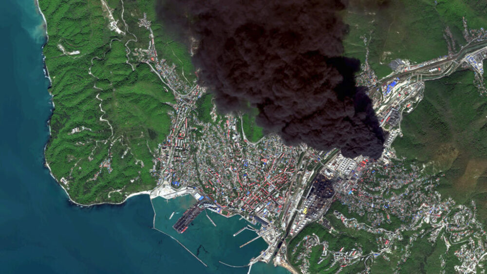 Esta imagen satelital proporcionada por Vantor muestra el humo que se eleva desde las instalaciones petroleras de Tuapse, en el sur de la región de Krasnodar, en Rusia, el 28 de abril de 2026, después de que la refinería y la terminal marítima de la ciudad fueran atacadas en varias ocasiones por drones ucranianos durante las semanas anteriores.