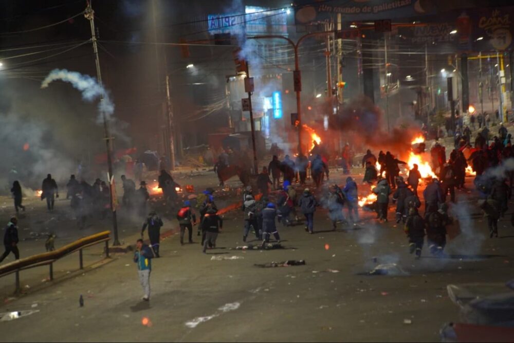 La Paz: Habilitan paso hacia Huajchilla y arrestan a más de 15 personas durante el desbloqueo de rutas- La Paz: Habilitan paso hacia Huajchilla y arrestan a más de 15 personas durante el desbloqueo de rutas
