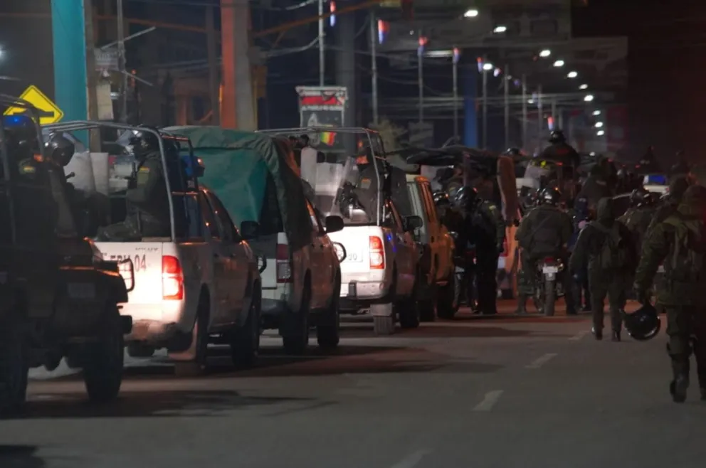 Los efectivos movilizados esta jornada para despejar las vías. Foto: APG
