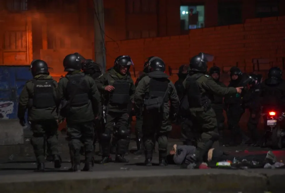 Efectivos policiales durante el operativo. Foto: APG