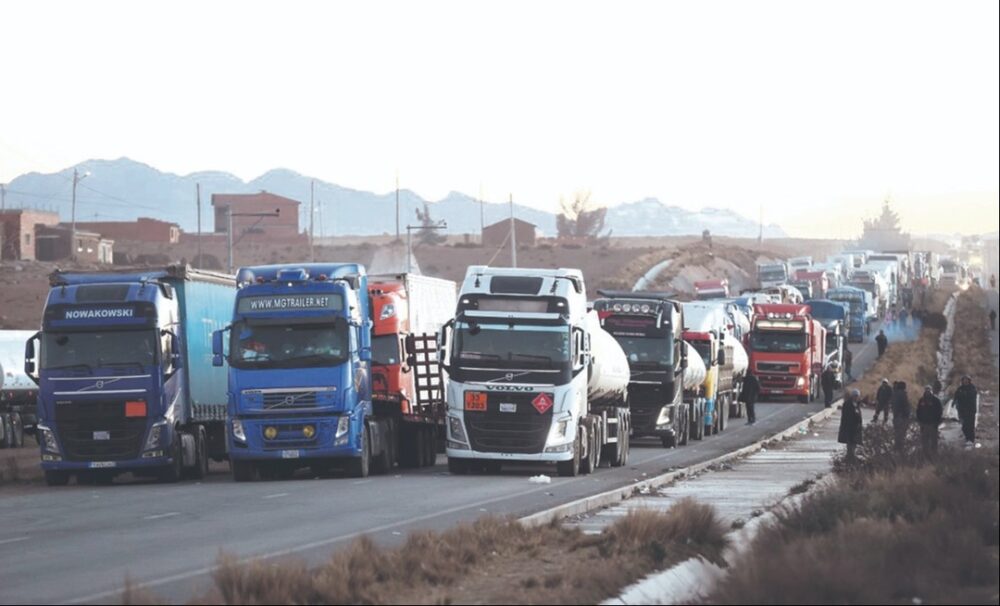 Gobierno consigue abastecimiento y movilizados endurecen bloqueos