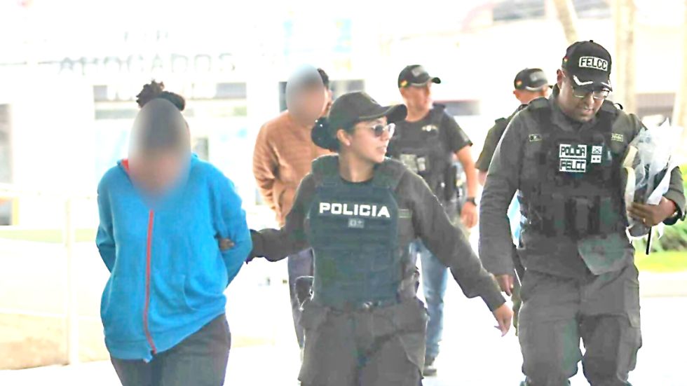 SANTA CRUZ. La dos personas aprehendidas cuando eran conducidas por la Policía, este sábado.