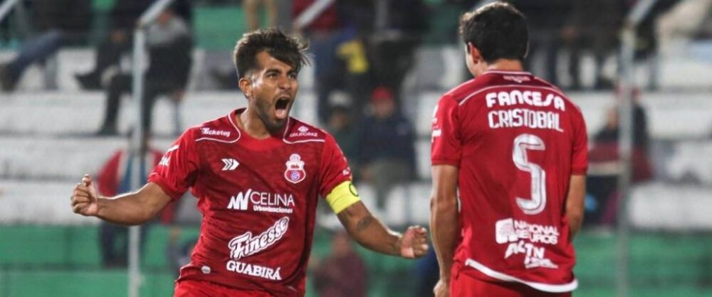 Con un tanto del uruguayo Cristóbal, el equipo azucarero logró una victoria por 2-1 ante Nacional Potosí. Con un tanto del uruguayo Cristóbal, el equipo azucarero logró una victoria por 2-1 ante Nacional Potosí.