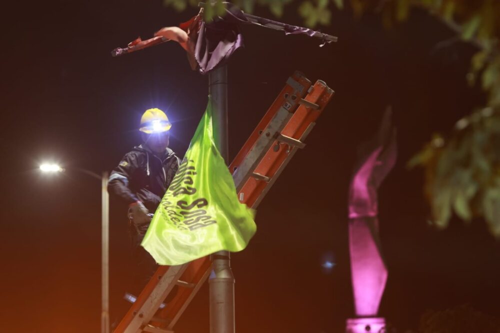 Alcaldía cruceña retira la basura electoral y multa a partidos- Alcaldía cruceña retira la basura electoral y multa a partidos