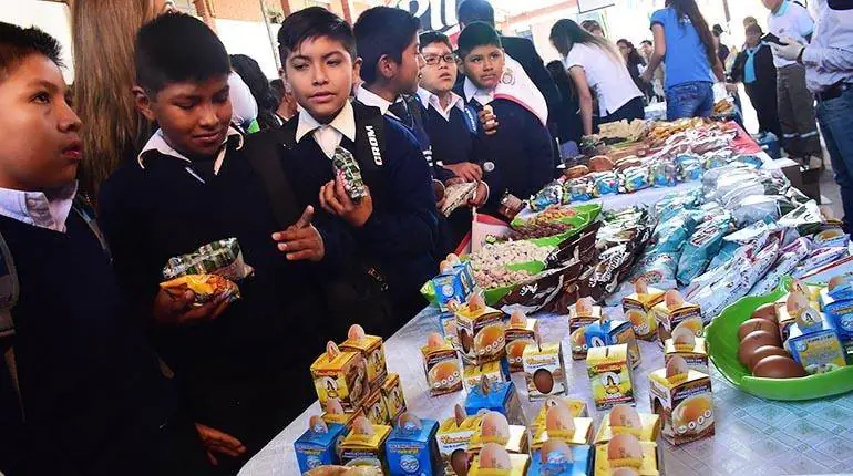 Estudiantes consumen el desayuno escolar. FOTO: AMUN