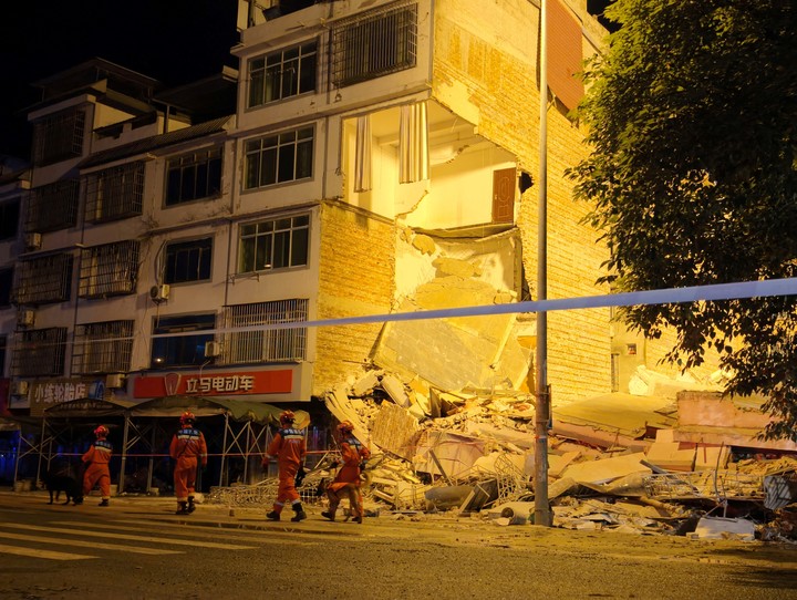 Los rescatistas encontraron con vida a una persona debajo de los escombros de un edificio derrumbado.Foto REUTERS