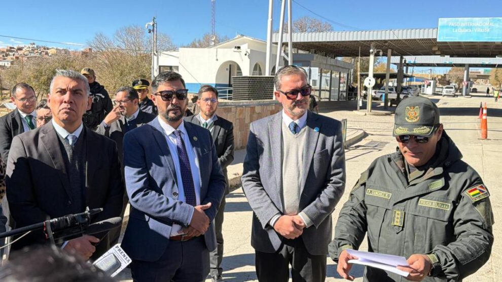 Autoridades durante la inspección fiscal en Potosí