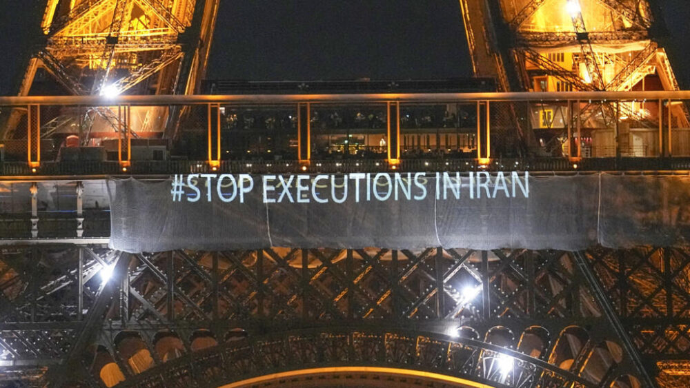 Una pancarta en la Torre Eiffel reza "Detengan las ejecuciones en Irán", el 16 de enero de 2023.