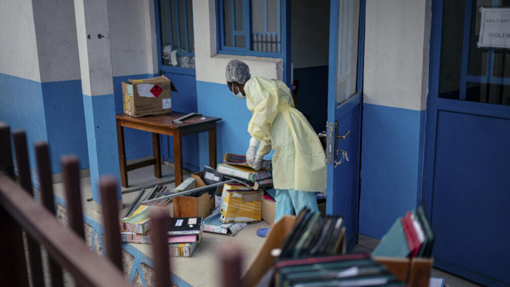 El personal del hospital CBCA Virunga prepara habitaciones para acoger posibles casos sospechosos de ébola, tras los anuncios oficiales realizados en Goma el 17 de mayo de 2026.