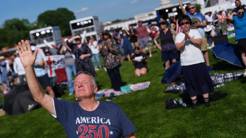 Un grupo de cristianos se arrodilla para rezar en el National Mall en Washington, DC, el 17 de mayo de 2026.