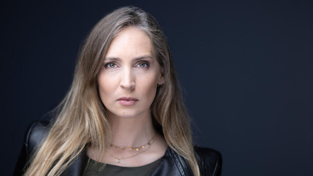 La ex modelo francesa Juliette posa durante una sesión de fotos en París el 10 de marzo de 2026.
