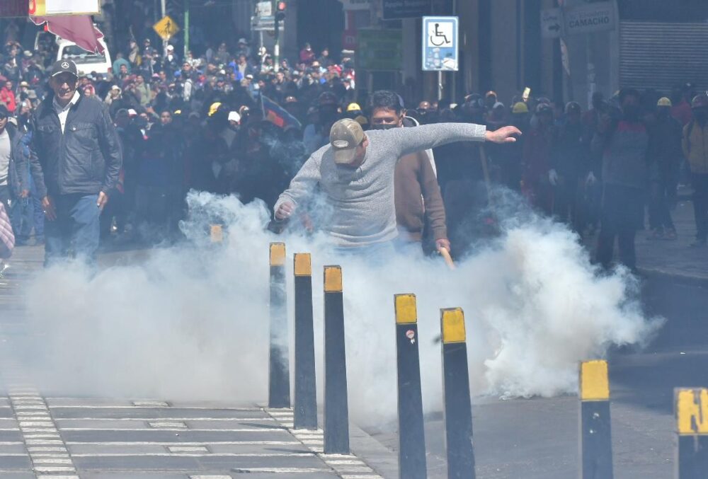 Marchistas de la COB y la Policía se enfrentan en inmediaciones de la plaza Murillo
