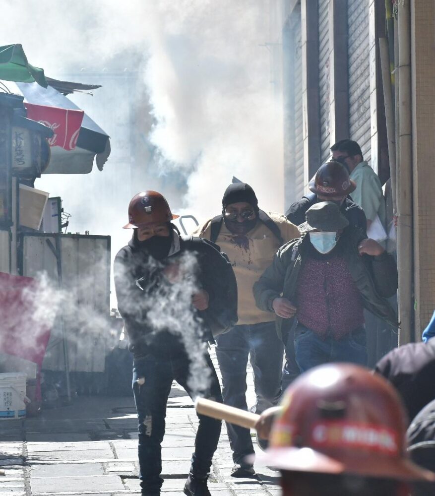 Marchistas de la COB y la Policía se enfrentan en inmediaciones de la plaza Murillo