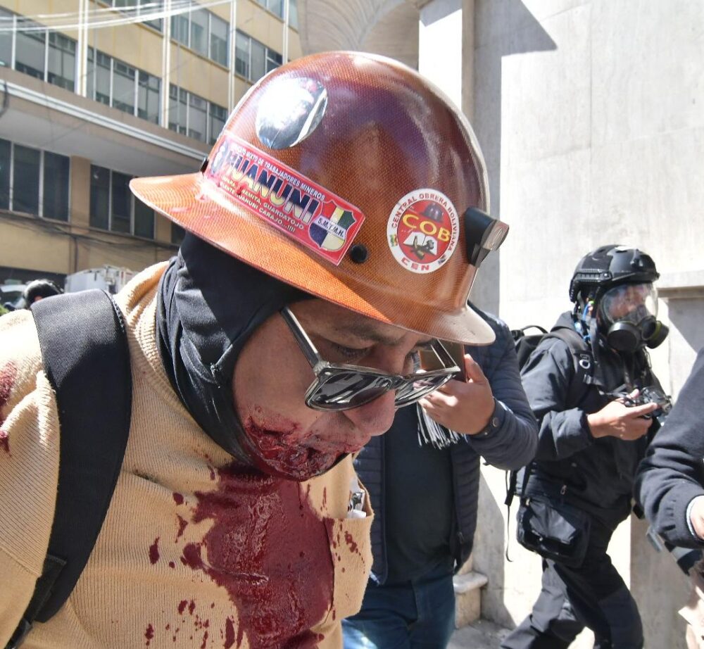 Marchistas de la COB y la Policía se enfrentan en inmediaciones de la plaza Murillo