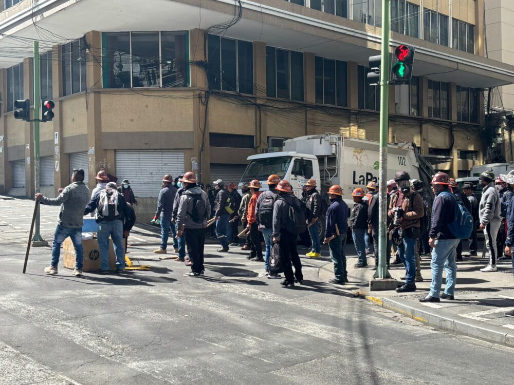 Marchistas de la COB y la Policía se enfrentan en inmediaciones de la plaza Murillo
