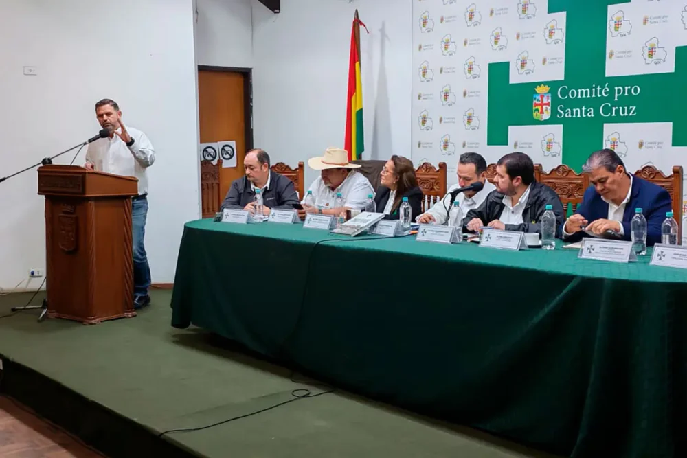 Frerking se dirige al auditorio en la Asamblea de la Cruceñidad. Foto: Comunicación CAO