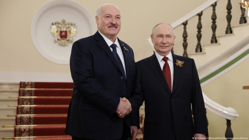 Los líderes de Rusia y Bielorrusia, Putin y Lukaschenko, se dan la mano frente a una escalera Los líderes de Rusia y Bielorrusia, Putin y Lukaschenko, se dan la mano frente a una escalera