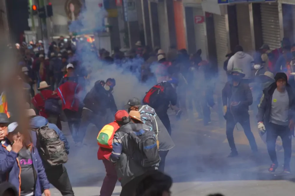 Los movilizados en La Paz se enfrentaron con la Policía. Generaron caos, destroozos y saqueos.Foto: APG