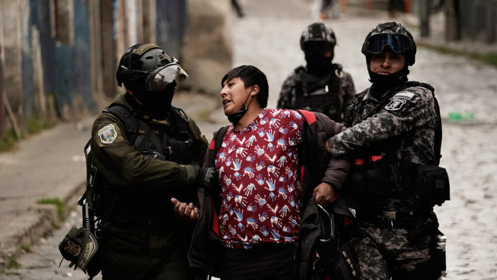 Agentes de policía detienen a un manifestante durante una protesta contra el gobierno en La Paz, Bolivia, el lunes 18 de mayo de 2026.