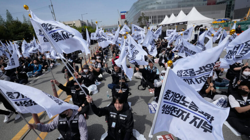 Miembros del sindicato de Samsung Electronics ondean sus banderas durante una concentración para reclamar primas más elevadas, en la planta de fabricación de chips informáticos de la empresa en Pyeongtaek, Corea del Sur, el jueves 23 de abril de 2026.