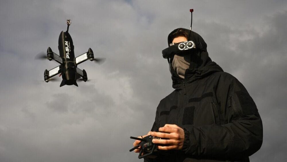 Un empleado de la empresa ucraniana SkyFall pilota un dron interceptor P1-Sun el 19 de marzo de 2026, en algún lugar de Ucrania.