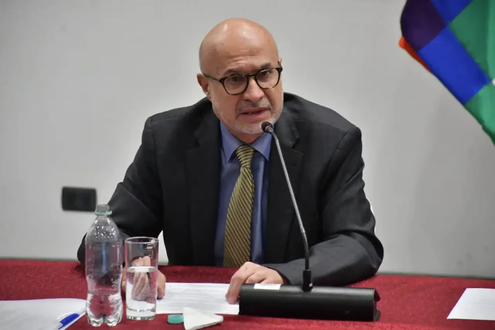 El ministro de la Presidencia, José Luis Lupo, en conferencia de prensa. Foto: APG.