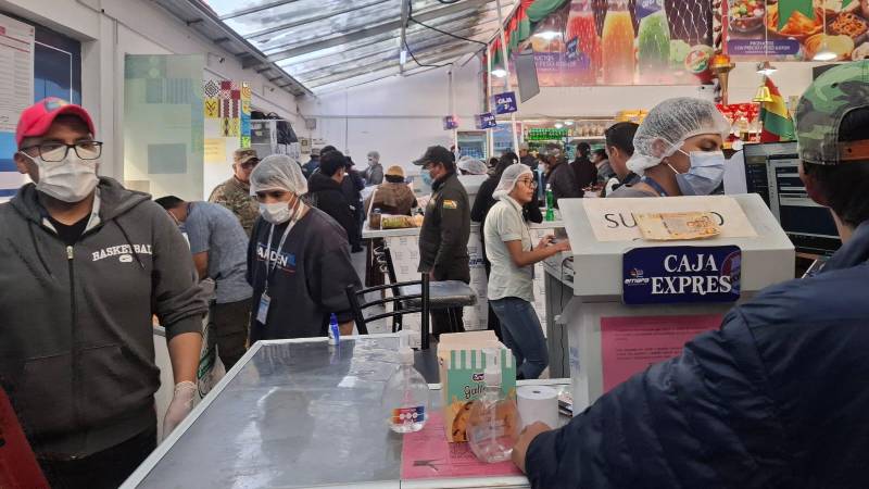 Venta de pollo en una agencia de Emapa Venta de pollo en una agencia de Emapa
