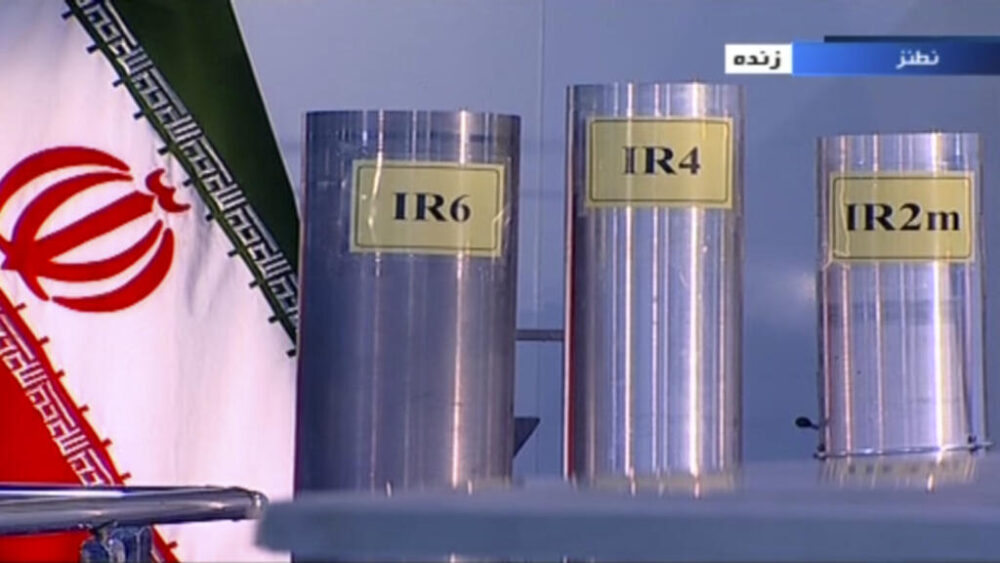 ARCHIVO - En esta imagen de archivo de la cadena estatal IRIB (Islamic Republic Iran Broadcasting), tomada el 6 de junio de 2018, se muestran tres versiones de centrifugadoras de fabricación nacional en un programa de televisión en directo desde Natanz, una planta de enriquecimiento de uranio iraní, en Irán.