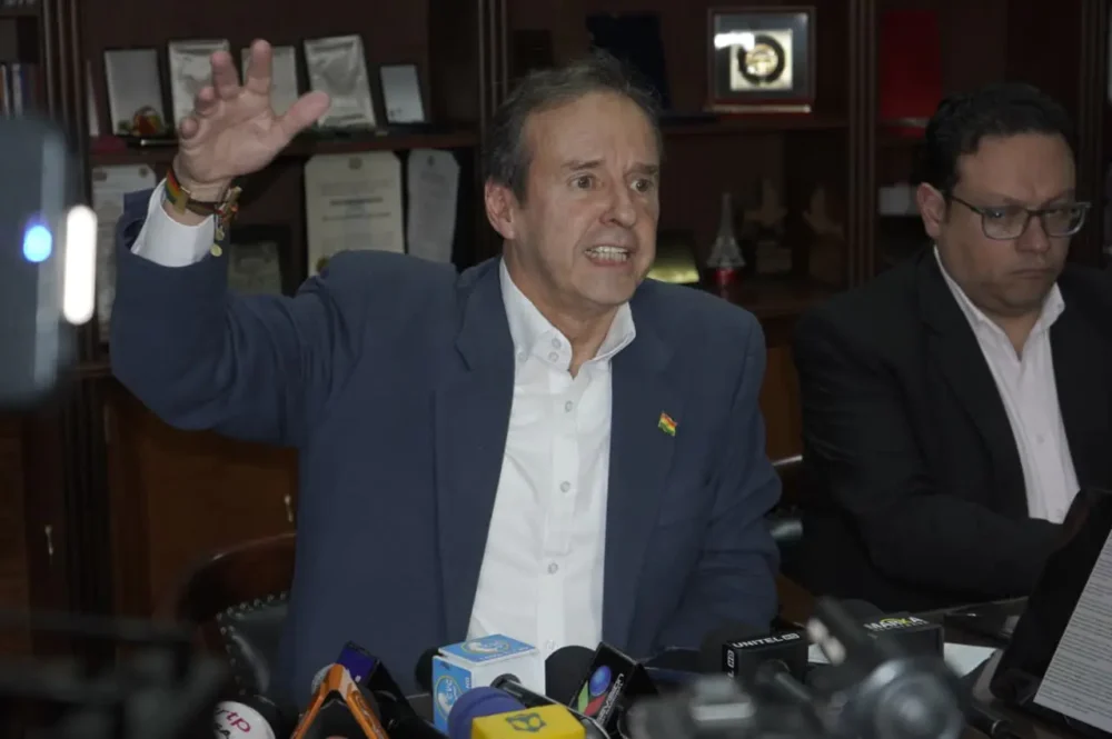 El expresidente Jorge Quiroga en conferencia de prensa. Foto: APG