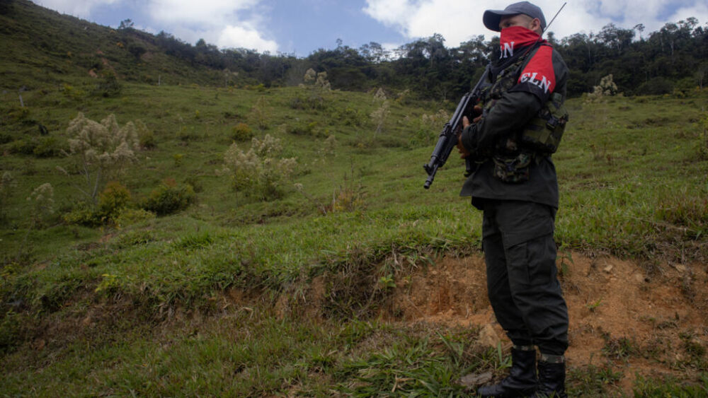 Foto de archivo (8 de marzo de 2025) con un guerrillero del ELN en la región del Catatumbo, una de las zonas con mayor cultivo de hoja de coca del mundo, en la frontera con Venezuela, donde esa guerrila controla la producción de cocaína.