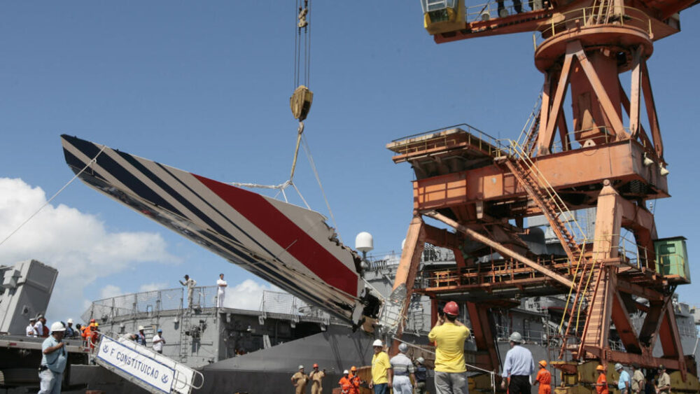 Restos del vuelo AF 447, recuperados por la Armada brasileña, aquí en el puerto de Recife, el 14 de junio de 2009.