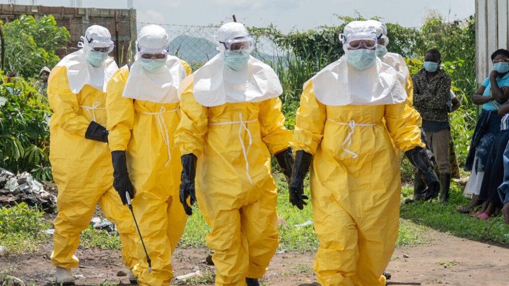 Unos socorristas de la Cruz Roja llegan a un centro de salud en Rwampara, en la RDC, el miércoles 20 de mayo de 2026, para trasladar a las personas fallecidas por Ébola.