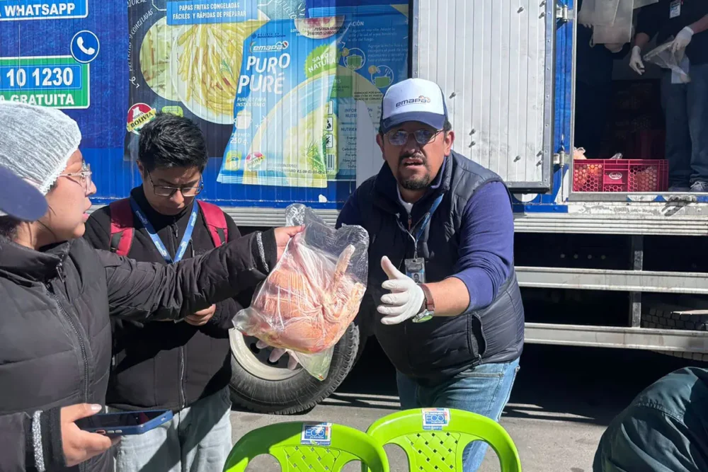 Distribución de pollo a las agencias estatales. Foto: Emapa