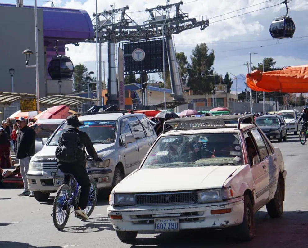 Vecinos de la ciudad de El Alto expulsan a los bloqueadores y limpian las calles para permitir el tráfico vehicular. Foto: APG