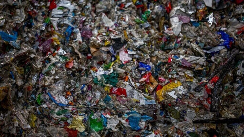 Trozos de plástico clasificados y compactados antes de ser reciclados en la planta de reciclaje químico de TotalEnergies en Grandpuits-Bailly-Carrois, cerca de París, el 17 de marzo de 2026.