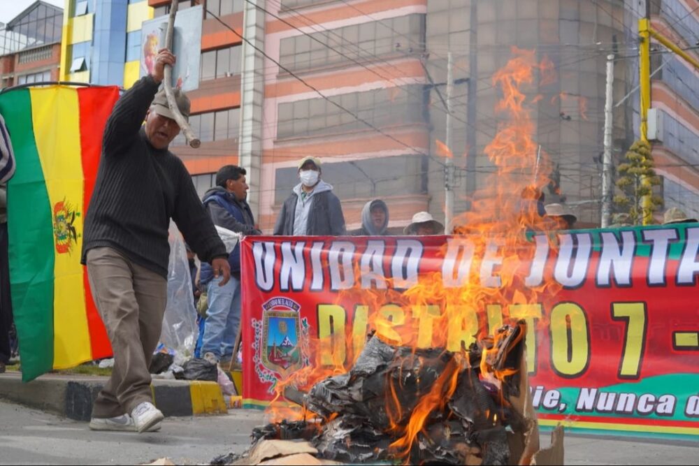 Se rehabilita el acceso al aeropuerto de El Alto tras retiro de los bloqueadores- Se rehabilita el acceso al aeropuerto de El Alto tras retiro de los bloqueadores