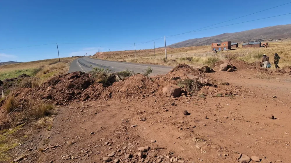 PUnto de bloque en la ruta a desaguadero, donde una mujer perdió la vida por culpa de los bloqueos.Foto: RRSS
