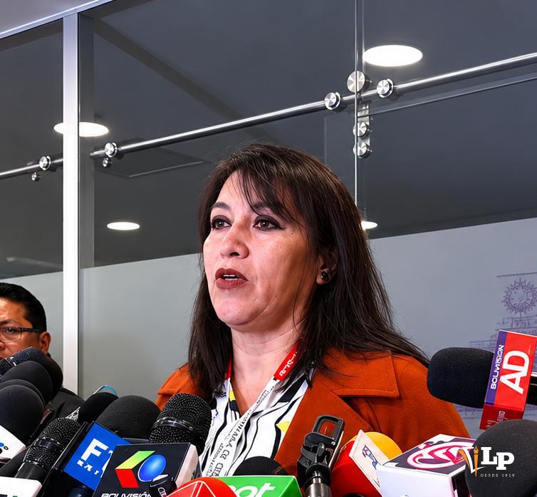 La diptuada Arispe en conferencia de prensa