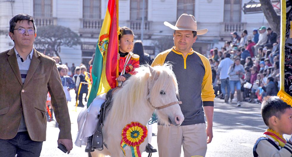 ACTOS. Una niña representa a la heroína Juana Azurduy de Padilla en el desfile escolar.