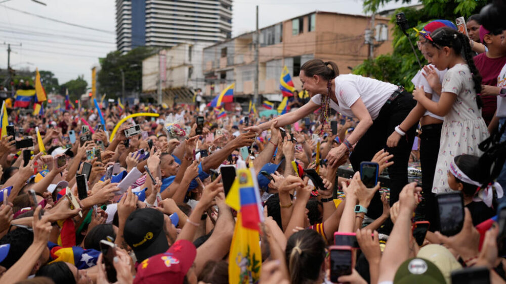 La líder de la oposición venezolana, María Corina Machado, saluda durante una concentración de venezolanos residentes en la ciudad de Panamá, el sábado 23 de mayo de 2026.