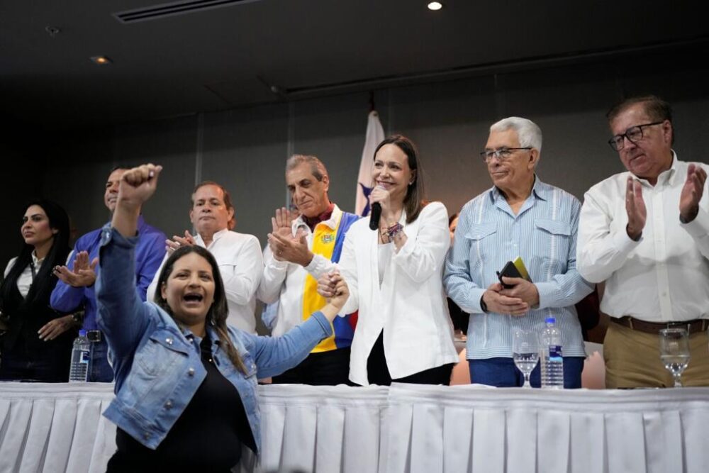 La líder de la oposición venezolana, María Corina Machado, centro-derecha, habla durante una rueda de prensa en la ciudad de Panamá, el sábado 23 de mayo de 2026.