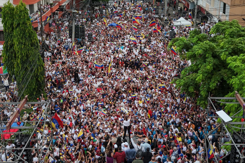 La líder de la oposición venezolana, María Corina Machado, se dirige a la multitud durante una concentración organizada por venezolanos residentes en la ciudad de Panamá, el sábado 23 de mayo de 2026.