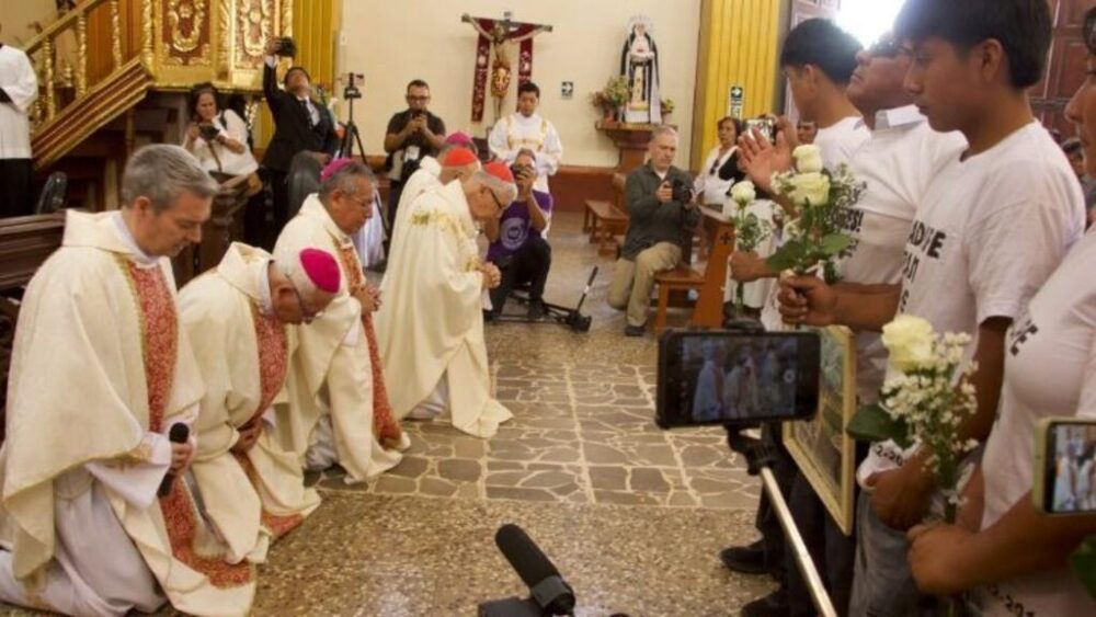 Cardenales y obispos de Perú se arrodillan ante los campesinos que durante años han sido víctimas de abusos cometidos por miembros del movimiento Sodalicio