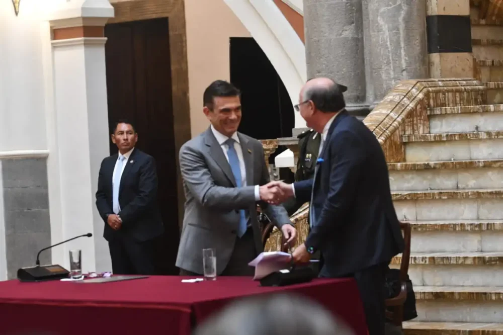 El presidente Rodrigo Paz junto a Ilan Goldfajn, titular del BID. Foto: APG.