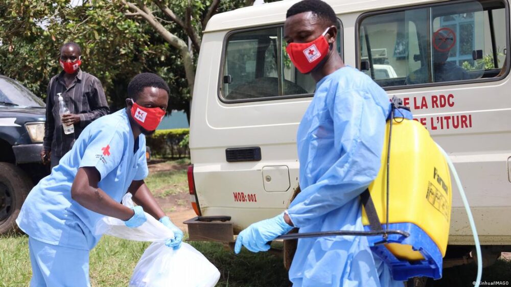 Personal sanitario desinfecta equipos antes del entierro de una presunta víctima de ébola en Bunia, provincia de Ituri, en la República Democrática del Congo. (22.05.2026) Personal sanitario desinfecta equipos antes del entierro de una presunta víctima de ébola en Bunia, provincia de Ituri, en la República Democrática del Congo. (22.05.2026)