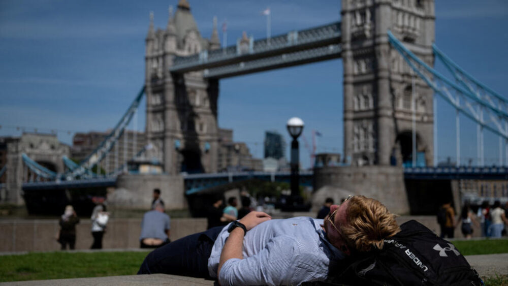 El oeste de Europa lleva varios días bajo una ola de calor, lo que está provocando temperaturas sin precedentes para esta época del año.
