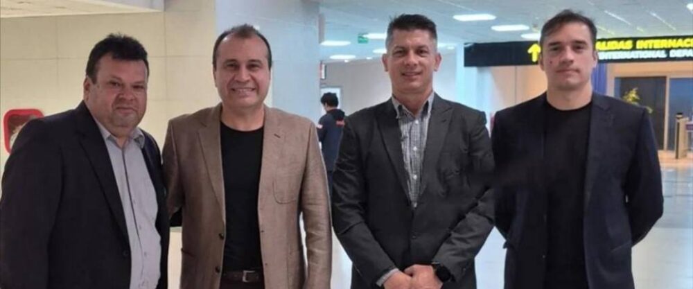 Gustavo Florentín (de manos al frente) subió esta foto a redes sociales antes de abordar el vuelo a Santa Cruz. Gustavo Florentín (de manos al frente) subió esta foto a redes sociales antes de abordar el vuelo a Santa Cruz.
