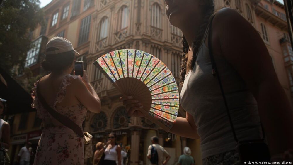 Una mujer con un abanico en Mallorca. (Archivo). Una mujer con un abanico en Mallorca. (Archivo).