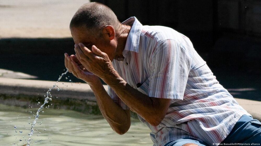 Un hombre se refresca en una fuente pública de Maguncia durante una ola de calor extrema en alemania. Un hombre se refresca en una fuente pública de Maguncia durante una ola de calor extrema en alemania.